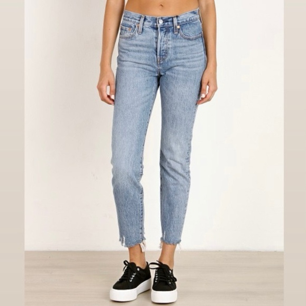 Levi’s wedgie icon fit mid to light washed denim jeans
